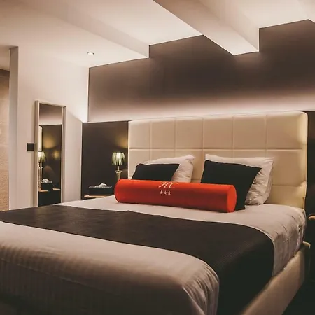 Hotel Hors-château - Centre Historique 3*